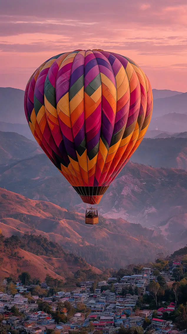 多彩气球飞越连绵起伏的山丘和定居点 HD 壁纸
