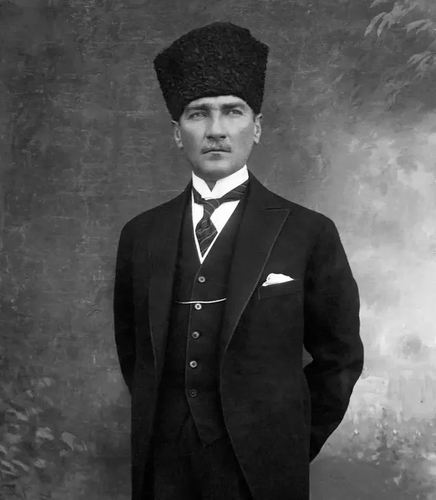 Mustafa Kemal Atatürk schwarz-graues Porträt 2K Hintergrundbild