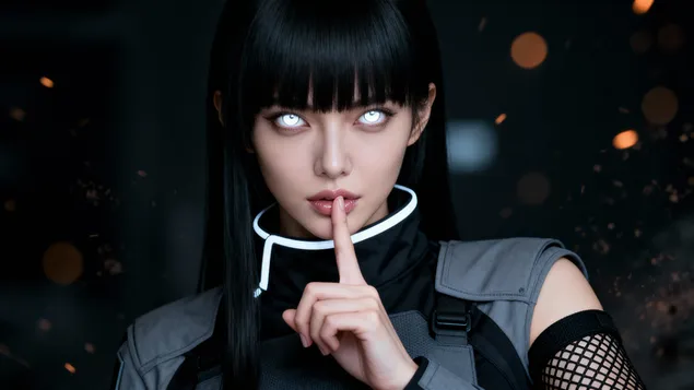 gniomhaire baineann misteireach le suile lonracha agus gotha ciuin i radharc tactach cineamatach dorcha ioslodail