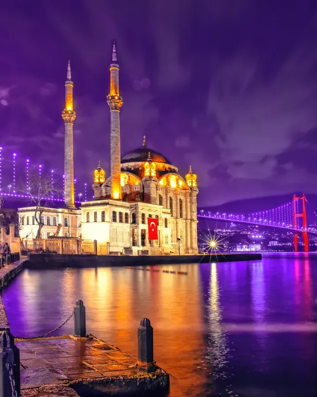 Nacht paars verlichte brug en moskee uitzicht vanaf Istanbul stad Turkije