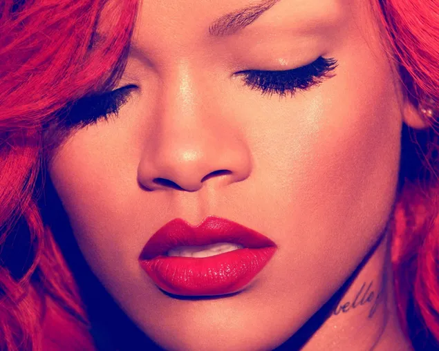 Nahaufnahmefoto von Rihanna mit geschlossenen Augen, roten Haaren und rotem Gesicht