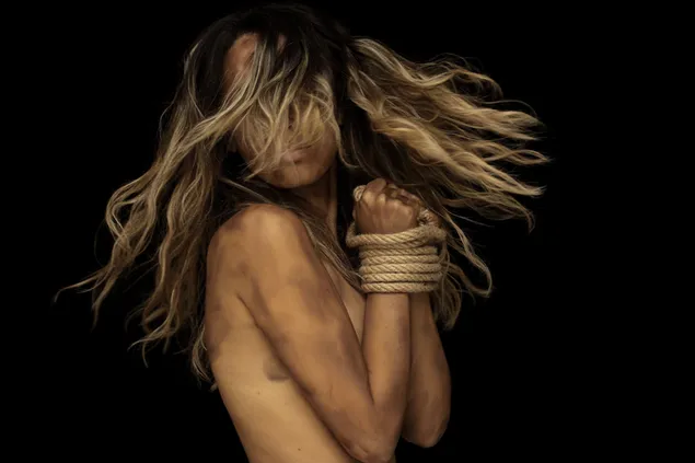 mujer desnuda con las manos atadas 4K fondo de pantalla