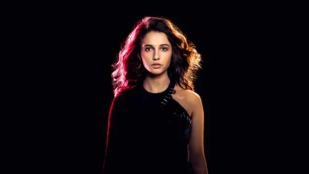 Naomi Scott kao Charliejev anđeo Elena Houglin na crnoj pozadini pozadine 8K pozadina