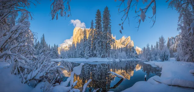 Escena de nieve natural reflejada en el lago al aire libre 6K fondo de pantalla