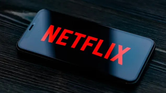 Logo Netflix melalui ponsel unduhan
