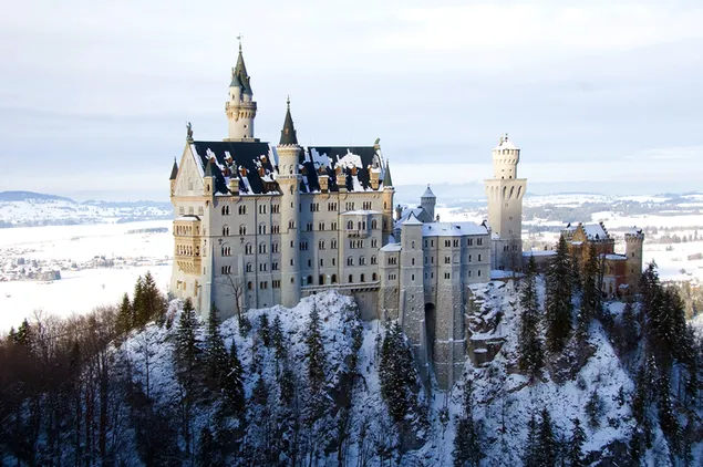Schloss Neuschwanstein, das heute mit seiner herrlichen Aussicht und den schneebedeckten Bergen als Museum dient herunterladen