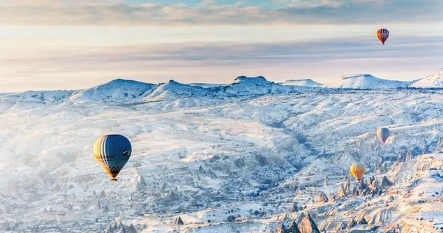 nevsehir cappadocia di turki dengan tur kota balon warna-warni dan pemandangan bersalju unduhan