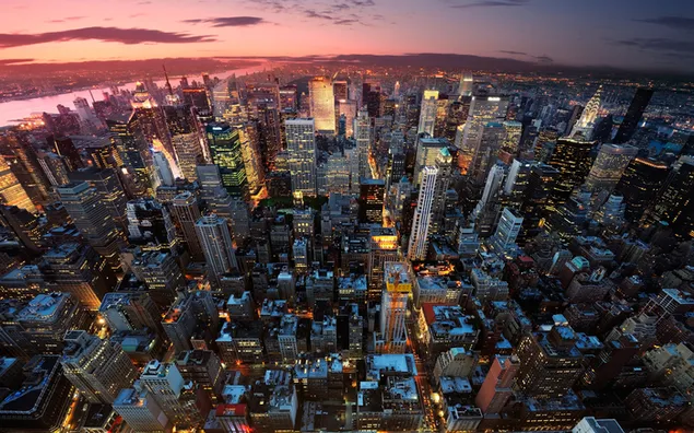 Horizon dels edificis de la ciutat de Nova York i llums a la sortida del sol 2K fons de pantalla