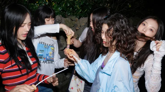 Tutti i membri dei NewJeans | Riprese video del video musicale di 'Bubble Gum' 4K sfondo
