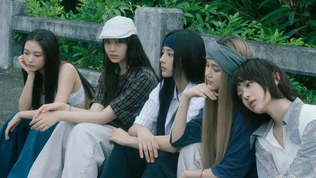 Alle Mitglieder von NewJeans für das Shooting zum Album „How Sweet“ 4K Hintergrundbild