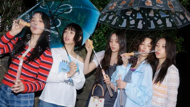 Tutti i membri dei NewJeans nel videoclip del brano "Bubble Gum" 4K sfondo