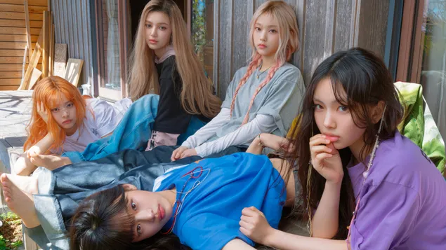 Alle Mitglieder von NewJeans beim Shooting für das Album „Supernatural“ 4K Hintergrundbild