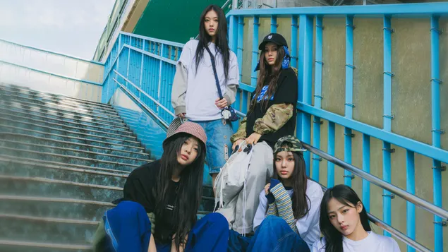 NewJeans alle Mitglieder im 'Supernatural' Album-Shooting X Hiroshi Fujiwara Collab Shoot 4K Hintergrundbild