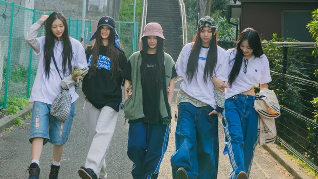 Alle NewJeans-Mitglieder – Shooting für das Album „Supernatural“ und gemeinsames Shooting mit Hiroshi Fujiwara 4K Hintergrundbild