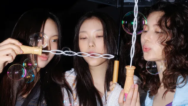 newjeans' danielle with haerin & hyein - 'bubble gum' mv shoot lepse