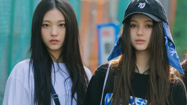 Tapeta Danielle z NewJeans s Haerin – album 'Supernatural' Shoot X Hiroshi Fujiwara Collab Shoot 4K