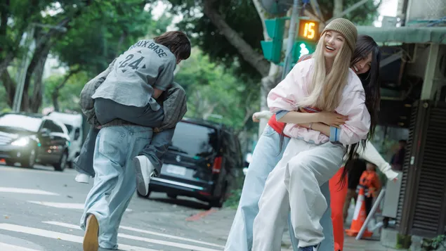 danielle von newjeans mit hyein - dreharbeiten zum musikvideo ,,how sweet'' herunterladen