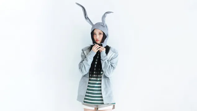 kherin iz newjeans na s''emkakh klipa <<how sweet>> skachat'