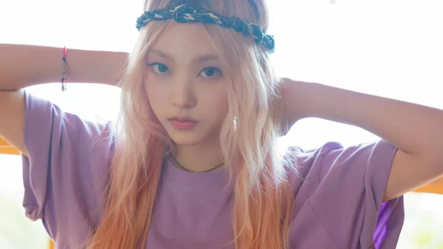 kherin iz newjeans -- s''emka klipa <<sverkh''estestvennoe>> skachat'