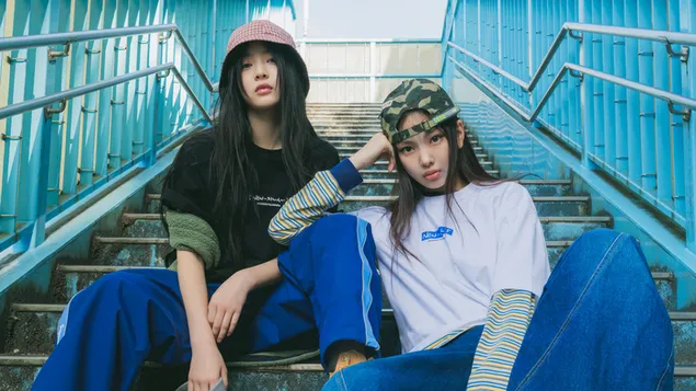 Tapeta Hanni z NewJeans s Hyeinem | Album 'Supernatural' Shoot X Hiroshi Fujiwara Collab Shoot 4K