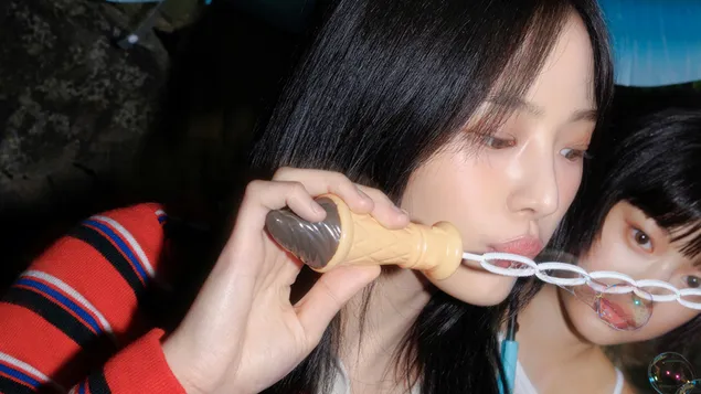 minji de newjeans con hanni - sesion de fotos del video musical 'bubble gum' descargar