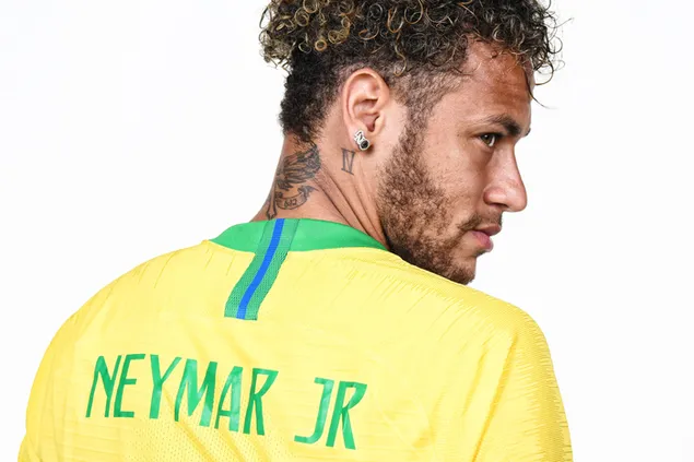 Neymar da Silva Santos Júnior-Look mit gelbgrünem Trikot der brasilianischen Nationalmannschaft, gelocktem Haardesign und Ohrring