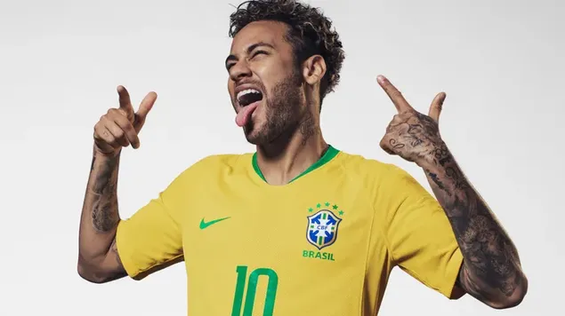 Neymar JR membuat isyarat lidah dan tangan dengan jersey Brasil