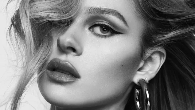 ニコラ・ペルツ| アメリカの女優（モノクロBG） 4K 壁紙