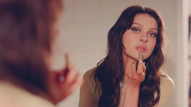 립스틱을 바르는 '니콜라 펠츠' 4K 배경화면