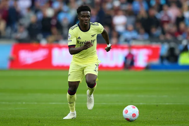 imreoir peile sasanach on nigeir bukayo saka, a imrionn d'fhoireann peile arsenal ioslodail