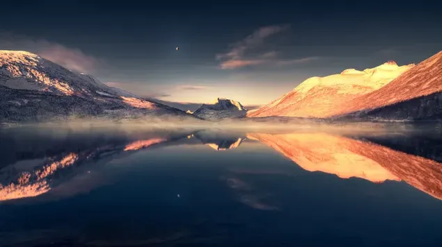 Nachtbewölkter Himmel und Spiegelung schneebedeckter Berge im Seewasser 8K Hintergrundbild