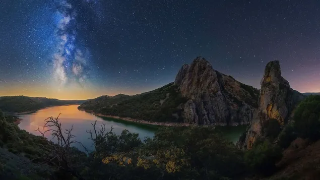 夜の川の山の風景
