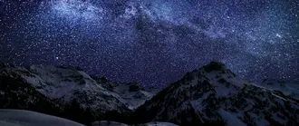 Ночной снимок заснеженных гор, освещенных звездным светом 2K обои