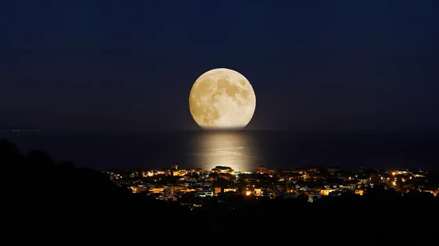Paisatge de lluna d'estiu nocturn baixada