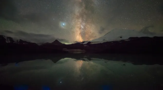 Cielo estrellado nocturno en las montañas 4K fondo de pantalla