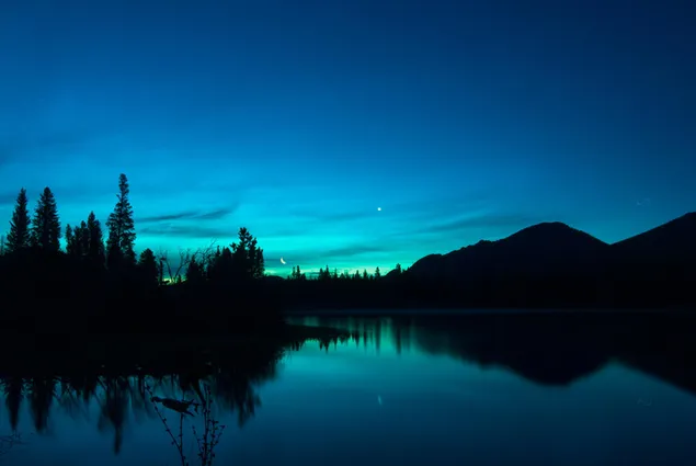 Vista nocturna en el lago 2K fondo de pantalla