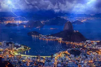 Tapeta Noční pohled na město Rio de Janeiro s blesky a mraky 2K