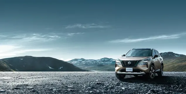 Nissan X-Trail met bergen achtergrond download