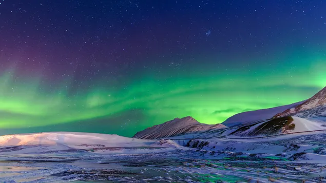 Mit der Langzeitbelichtungstechnik aufgenommene Nordlichter, begleitet von einem Blick auf schneebedeckte Berge 4K Hintergrundbild