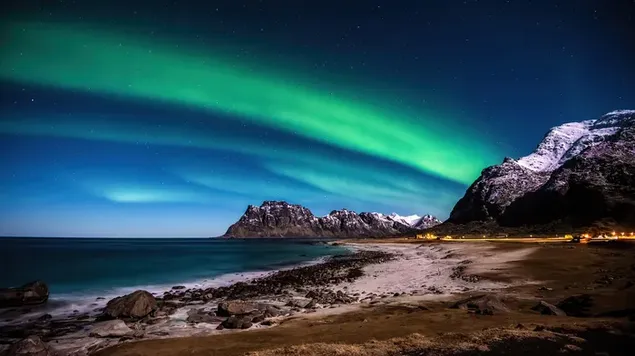 Lofoten-Berg der Nordlichter Norwegens 4K Hintergrundbild