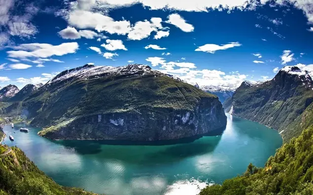 Fiordos noruegos con vistas a los picos de las montañas sobre el agua en un clima soleado y nublado