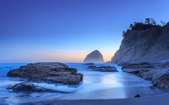 Ocean with mountain background 4K wallpaper