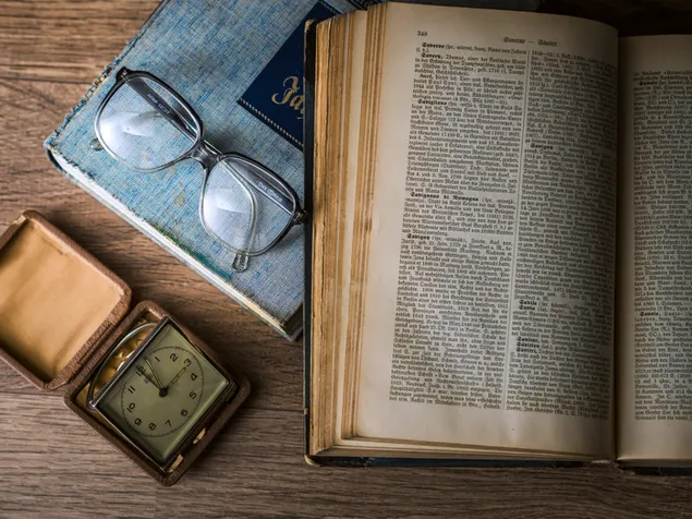 Eski kitap saati ve gözlükler (Vintage masaüstü çalışma alanı) indir