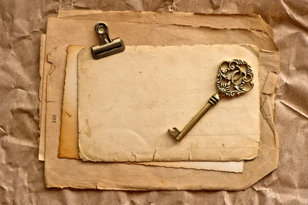 Oude sleutel op vintage briefpapier en enveloppen