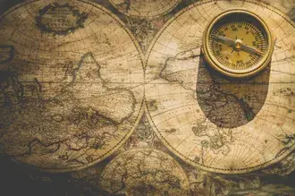 Tapeta stará mapa světa a kompas 4K