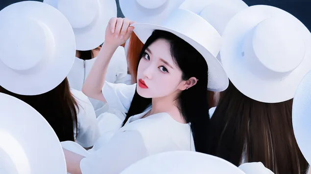 Olivia Hye dalam Pemotretan MV '12:00' (2020) dari 'Loona' (Band K-Pop) 4K wallpaper