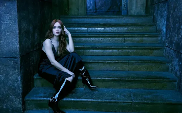 Шпалери Олівія Кейт Кук у чорній сукні та чорних чоботях на підборах 4K