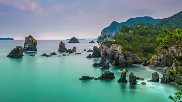 Omijima-eiland met zijn beroemde rotsformaties 4K achtergrond
