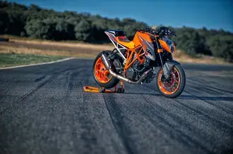 oranzova ktm 1290 super duke r stahnout