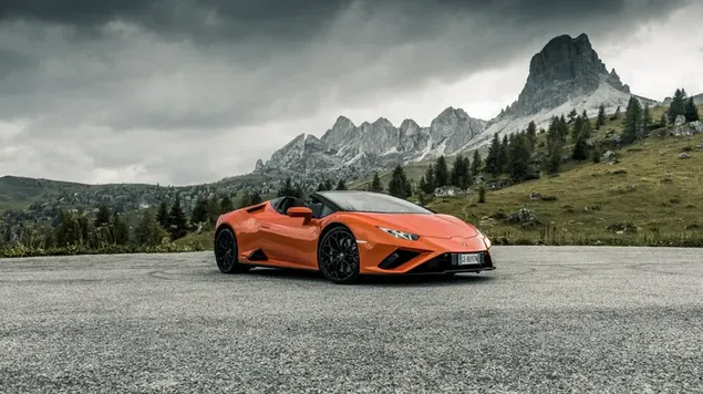 Orangefarbener Lamborghini Huracán Evo mit Natur im Hintergrund herunterladen